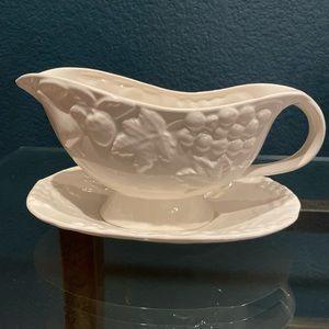 Classic beautiful gravy boat. Great condition
